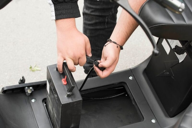 Tháo pin ra để sạc Tháo pin ra để sạc