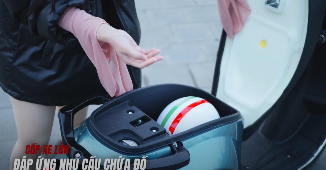 Cốp to, sàn để chân rộng Cốp to, sàn để chân rộng