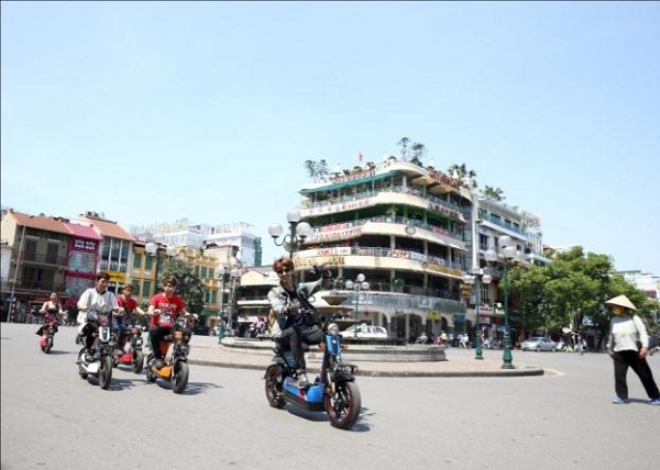 Xe đạp điện giant cùng các bạn trẻ dưới cái nắng mùa hè Xe đạp điện giant cùng các bạn trẻ dưới cái nắng mùa hè